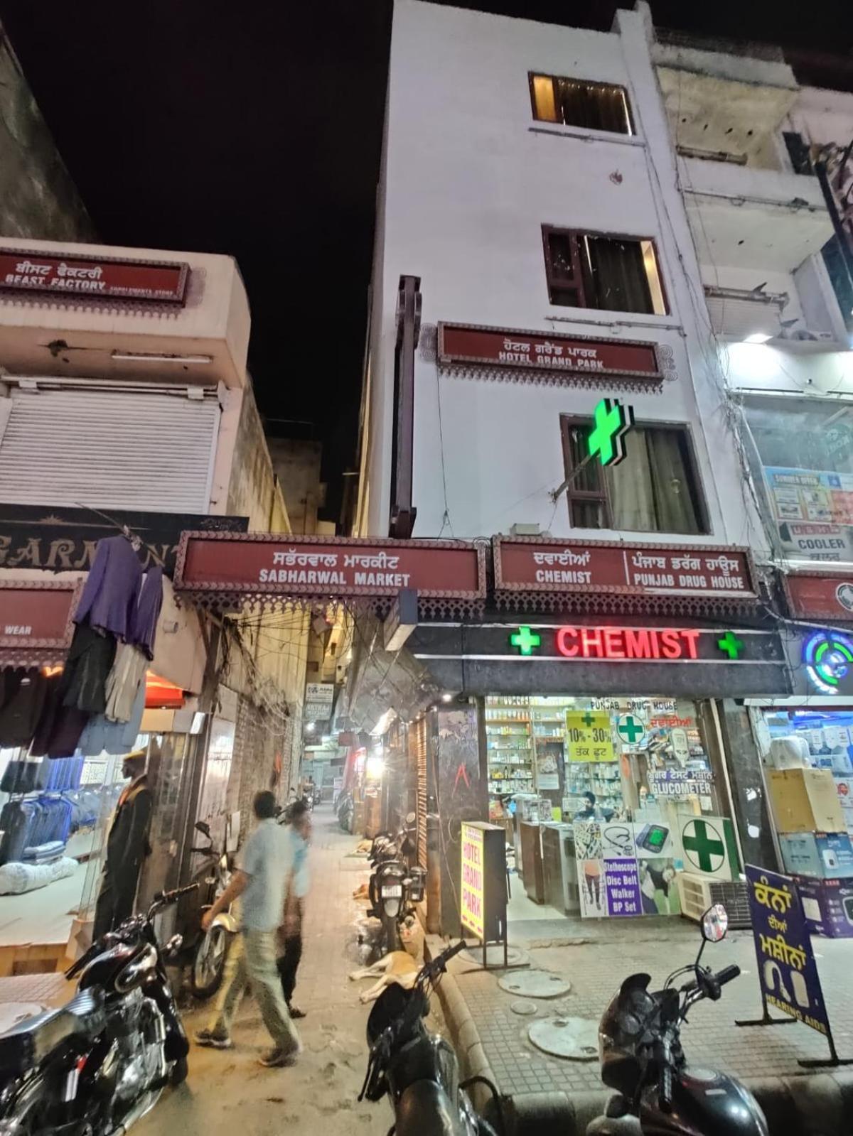 Hotel The Grandpark Amritsar Bagian luar foto