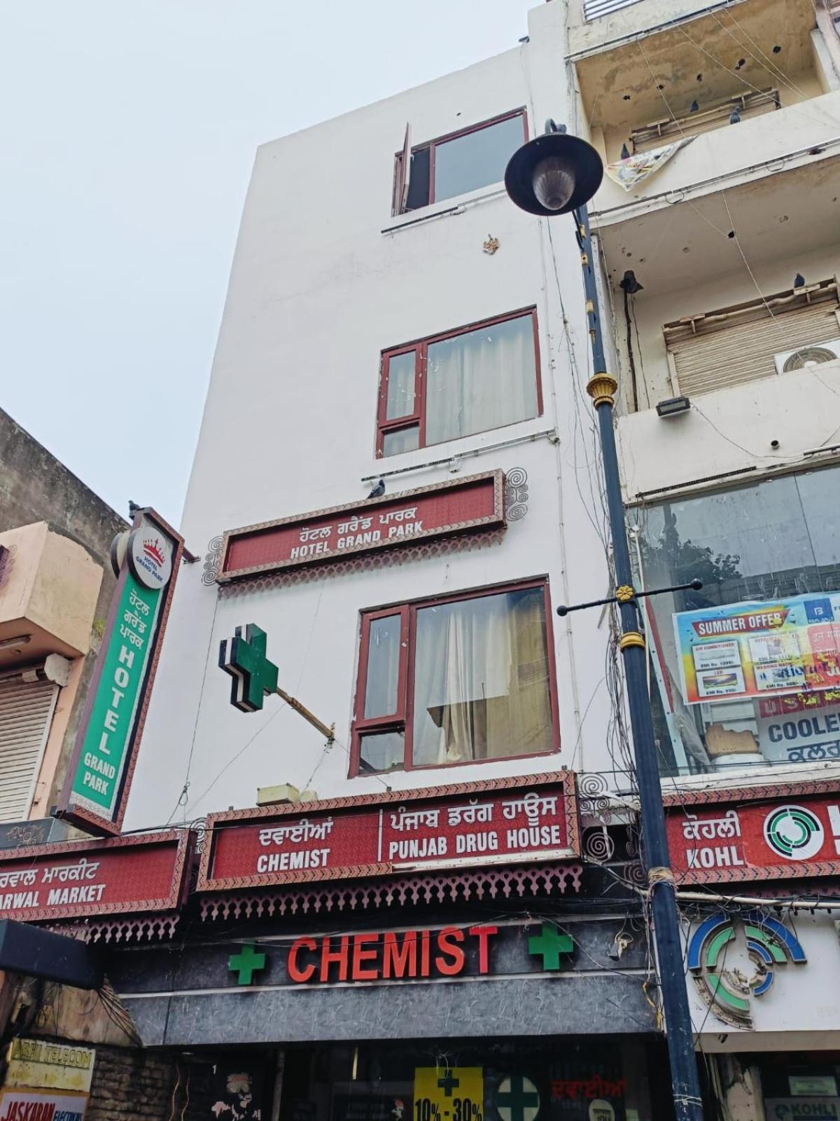 Hotel The Grandpark Amritsar Bagian luar foto