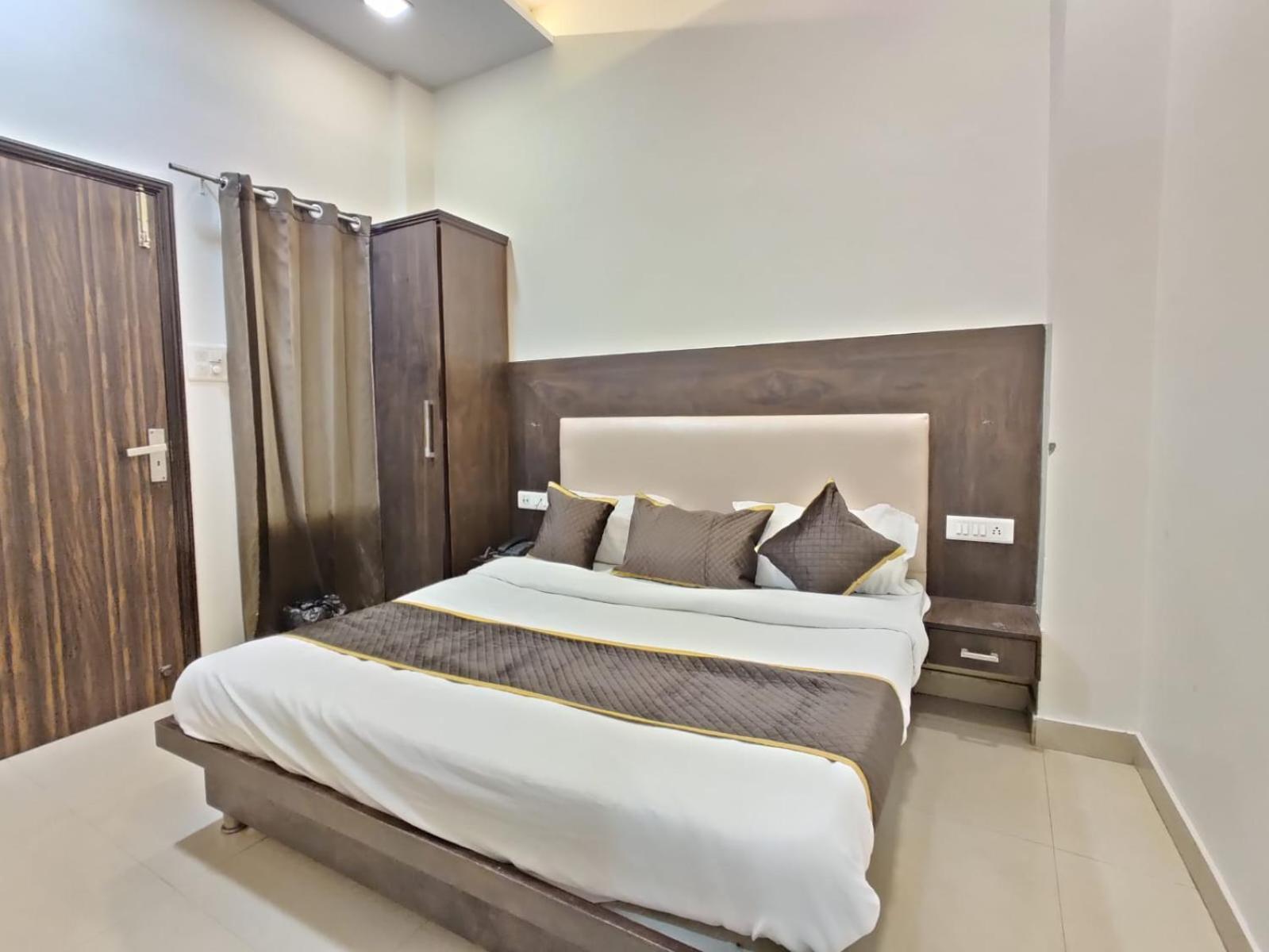 Hotel The Grandpark Amritsar Bagian luar foto