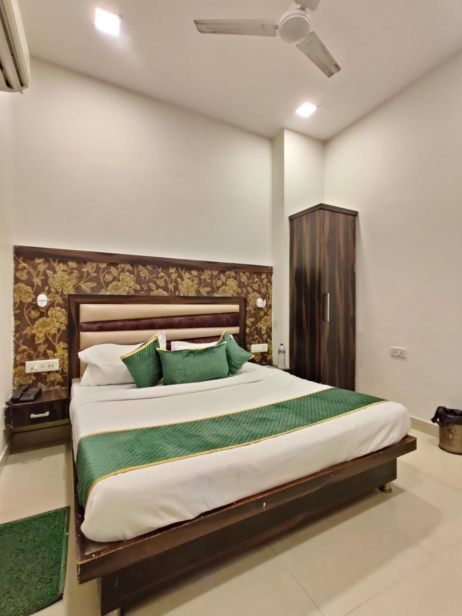 Hotel The Grandpark Amritsar Bagian luar foto