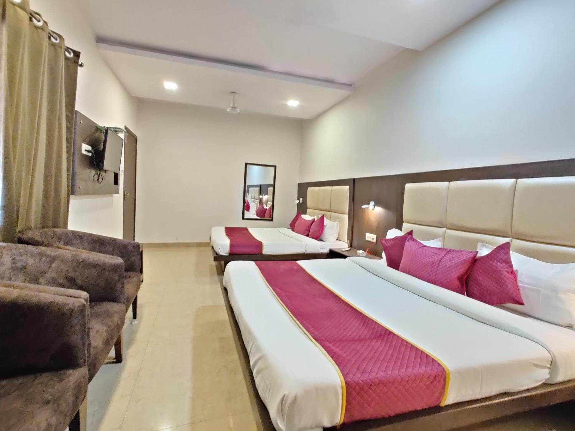 Hotel The Grandpark Amritsar Bagian luar foto